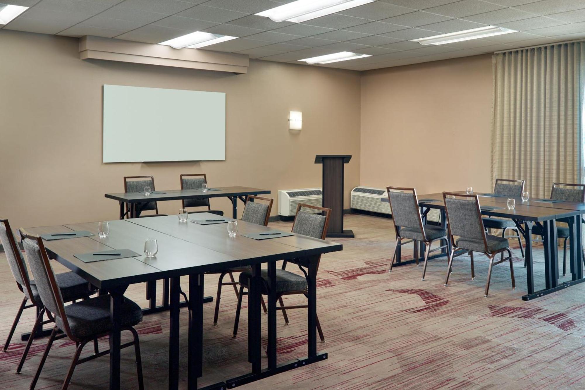 Courtyard By Marriott Atlanta Executive Park/Emory Hotell Exteriör bild